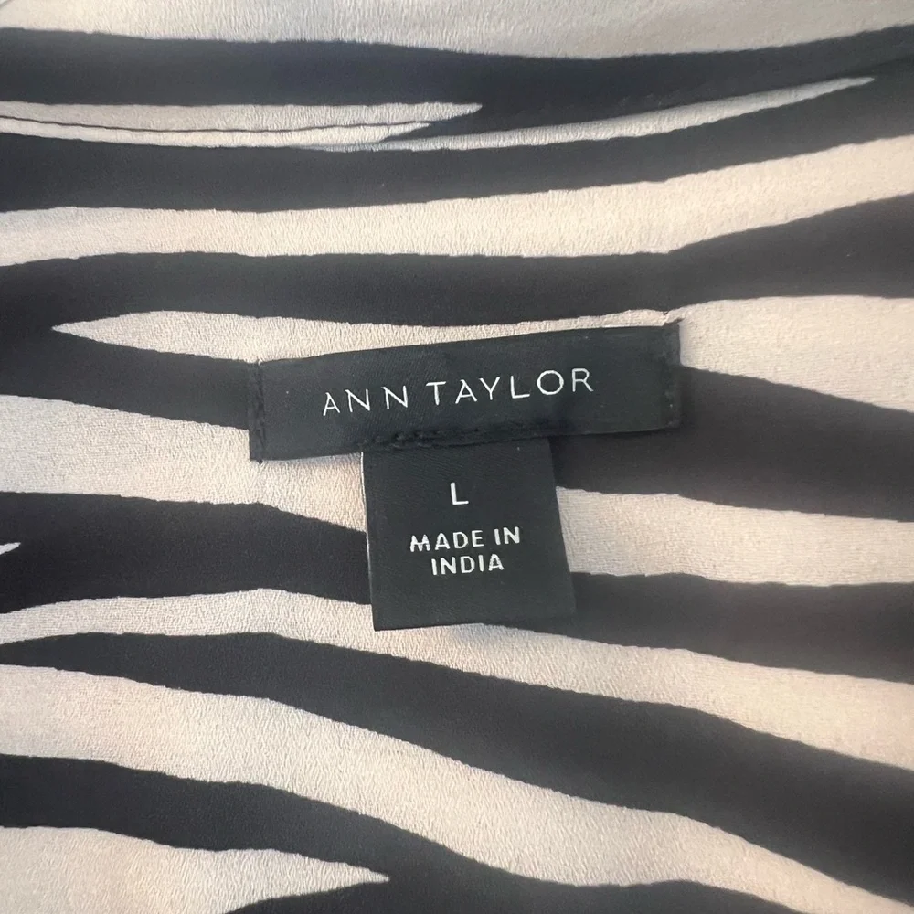 Ann Taylor zebra print long v neck blouse size L - Picture 2 of 6